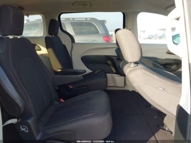 Chrysler Pacifica Touring Image 6