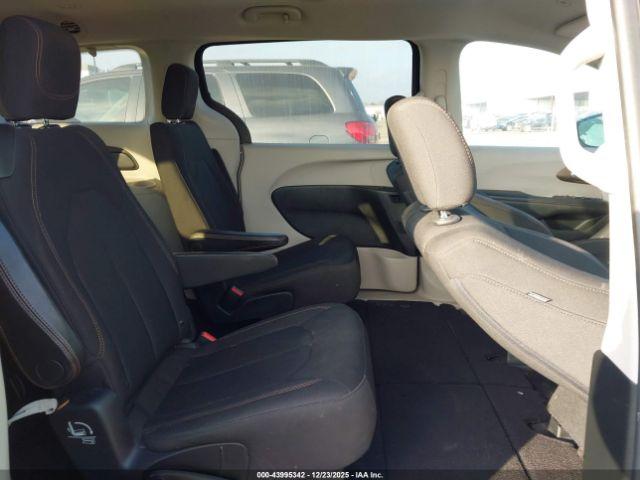 Chrysler Pacifica Touring Image 6