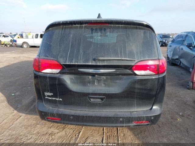 Chrysler Pacifica Touring Image 12