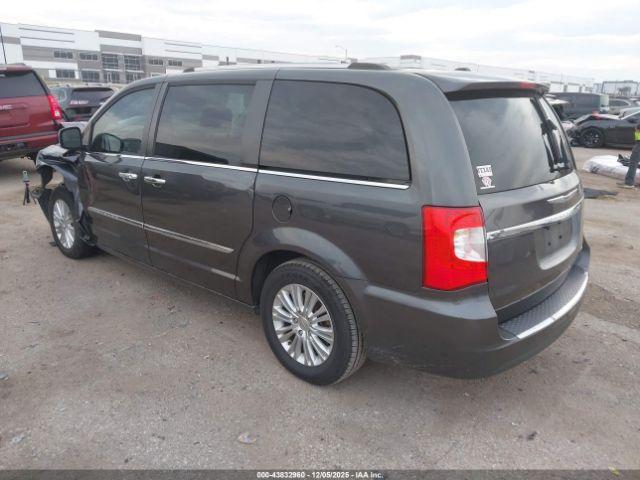 Chrysler Town & Country Limited Image 2