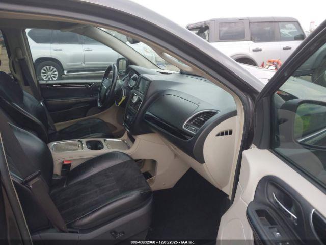 Chrysler Town & Country Limited Image 5