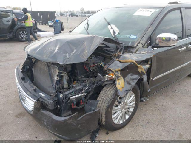 Chrysler Town & Country Limited Image 10