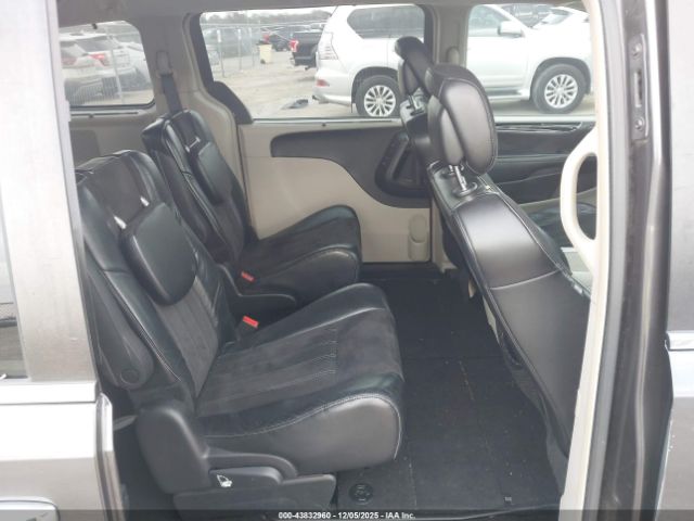 Chrysler Town & Country Limited Image 13