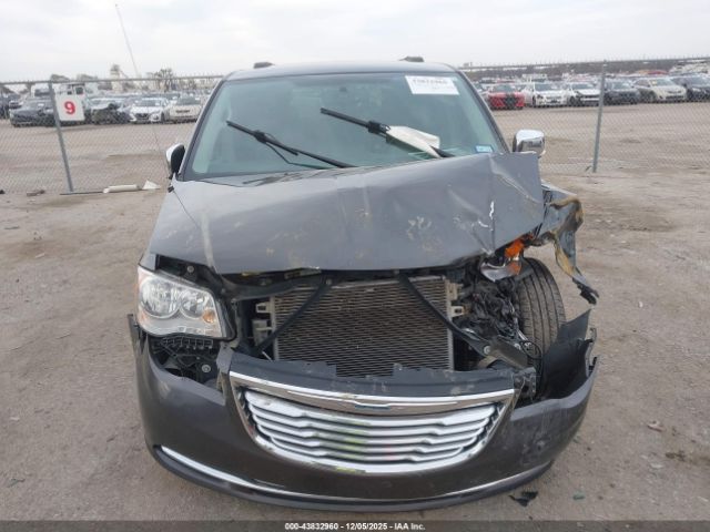 Chrysler Town & Country Limited Image 9