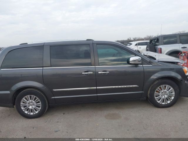 Chrysler Town & Country Limited Image 15