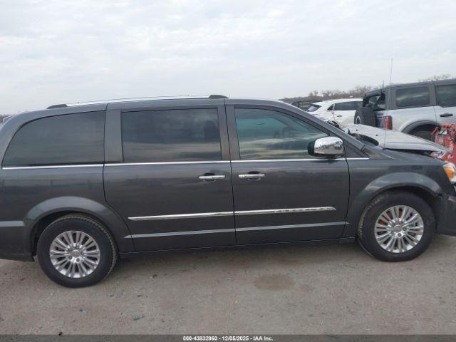 Chrysler Town & Country Limited Image 15