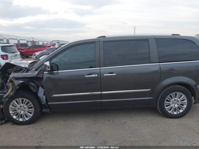 Chrysler Town & Country Limited Image 11