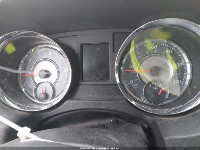 Chrysler Town & Country Limited Image 12