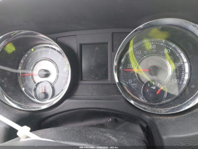 Chrysler Town & Country Limited Image 12