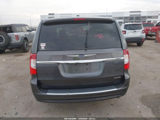 Chrysler Town & Country Limited Image 14