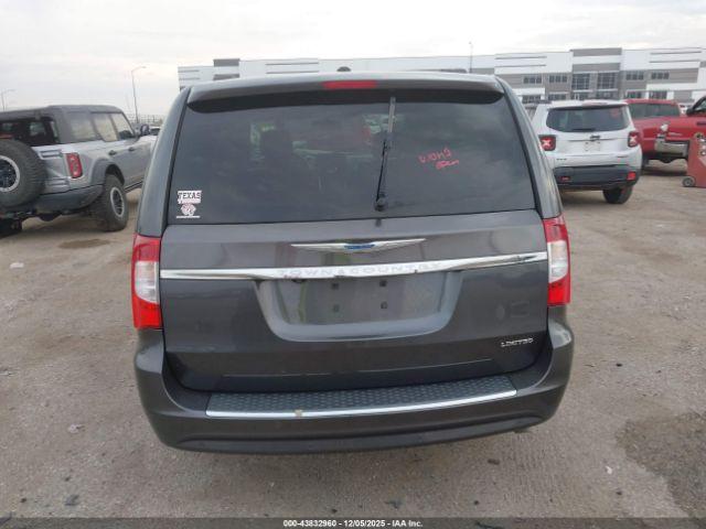 Chrysler Town & Country Limited Image 14
