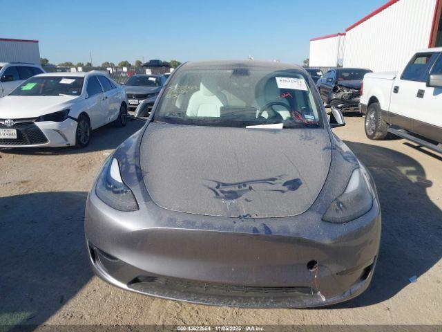 Tesla Model Y Long Range Dual Motor All-wheel Drive Image 9